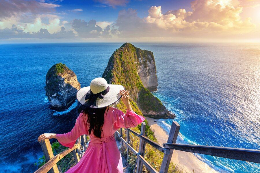 woman-walking-kelingking-beach-nusa-penida-island-bali-indonesia_335224-337.jpg