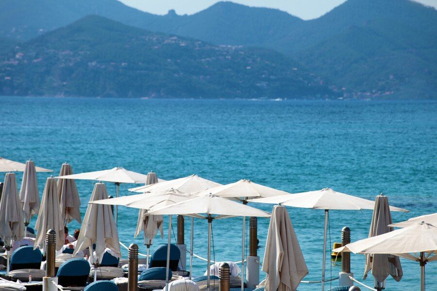 beachfront-with-parasols-cannes-france_1147-582.jpg