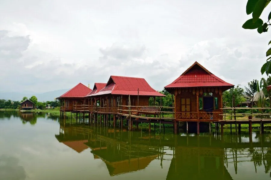 wooden-houses-water_1136-253.jpg