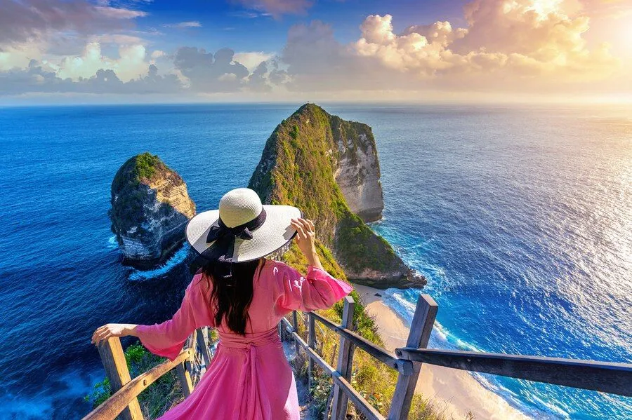 woman-walking-kelingking-beach-nusa-penida-island-bali-indonesia_335224-337.jpg