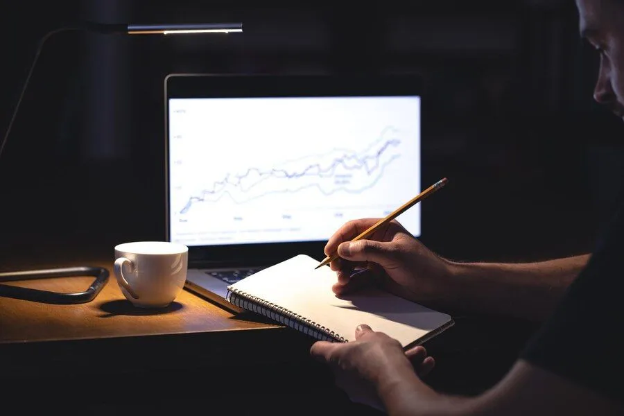 man-sits-front-laptop-with-chart-notepad-night_169016-55174.jpg man-sits-front-laptop-with-chart-notepad-night_169016-55174.jpg