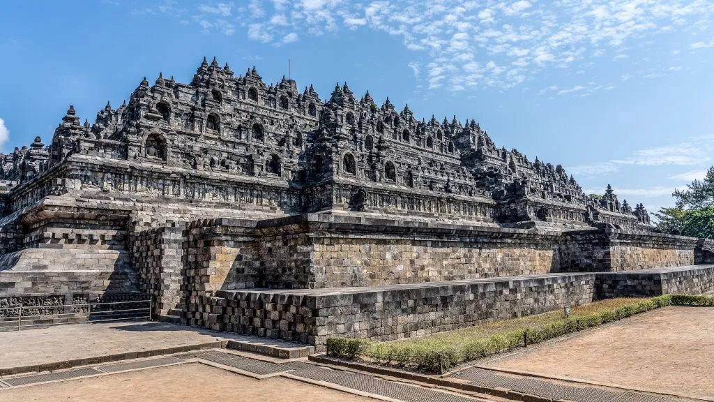 famous-borobudur-temple-mungkid-indonesia.jpg famous-borobudur-temple-mungkid-indonesia.jpg